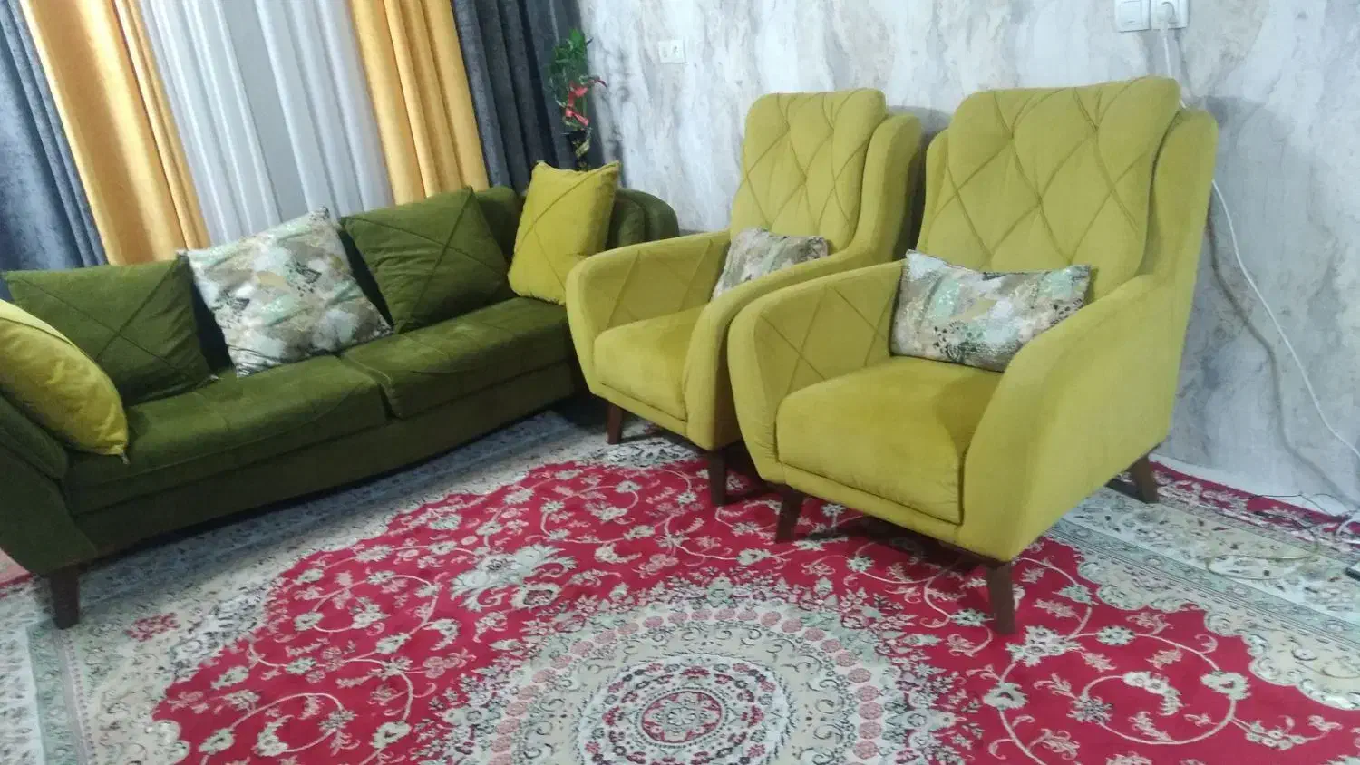 مبلمان درحدنو  ۵نفر بفروش میرسد|مبلمان خانگی و میز عسلی|اصفهان, باتون|دیوار