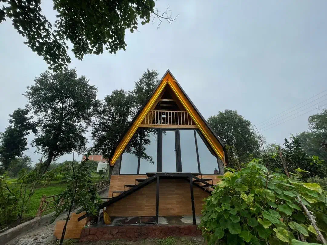 کلبه سوئیسی جنگلی|اجارهٔ کوتاه‌مدت ویلا و باغ|شیرگاه, |دیوار