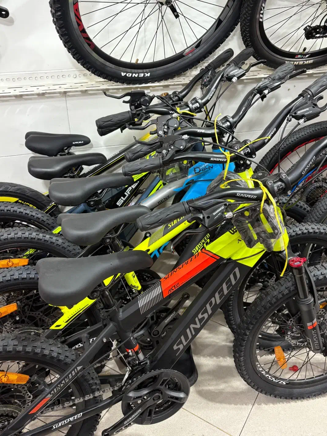 دوچرخه سایز ۲۰ و اسکوتر برقی|دوچرخه، اسکیت، اسکوتر|شیراز, دروازه اصفهان|دیوار