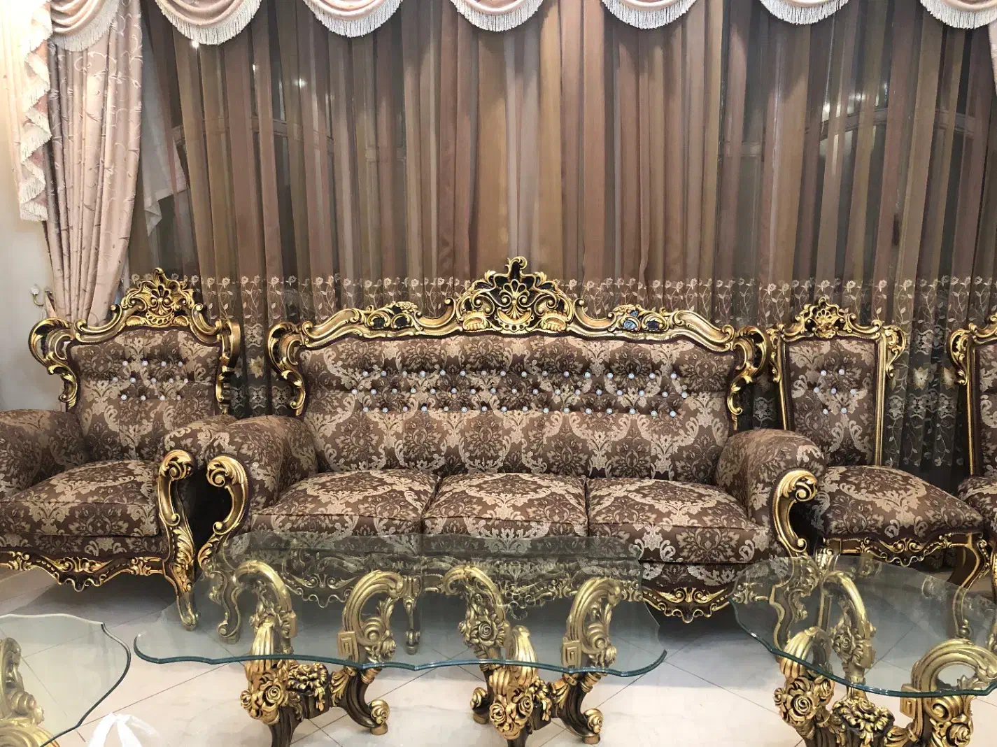 مبلمان سلطنتی همراه میز وسط و ۲ میز عسلی در حد نو|مبلمان خانگی و میز عسلی|قزوین, |دیوار