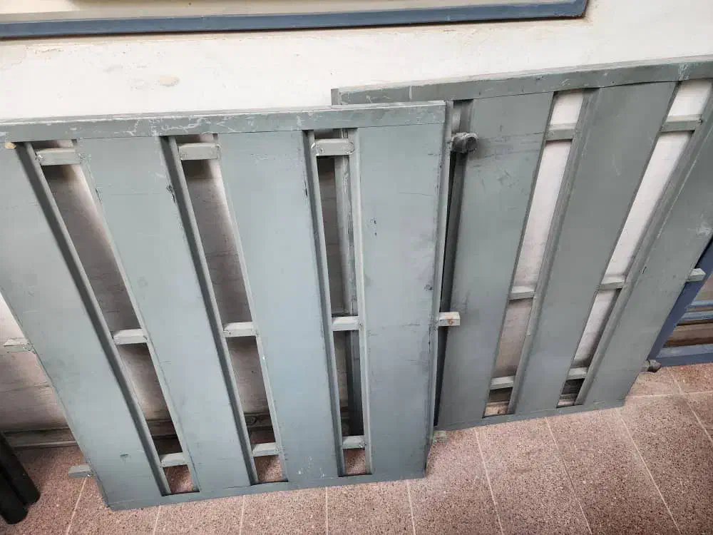 تخت یک نفره فلزی با کفی فلزی|تخت و سرویس خواب|شیراز, کوی قضات|دیوار