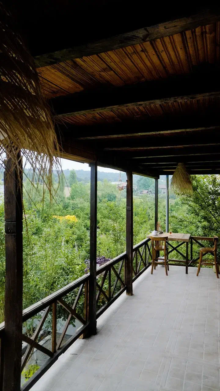 کلبه چوبی نوساز با طرح قدیم با ویوی جنگل|اجارهٔ کوتاه‌مدت ویلا و باغ|قائم‌شهر, |دیوار