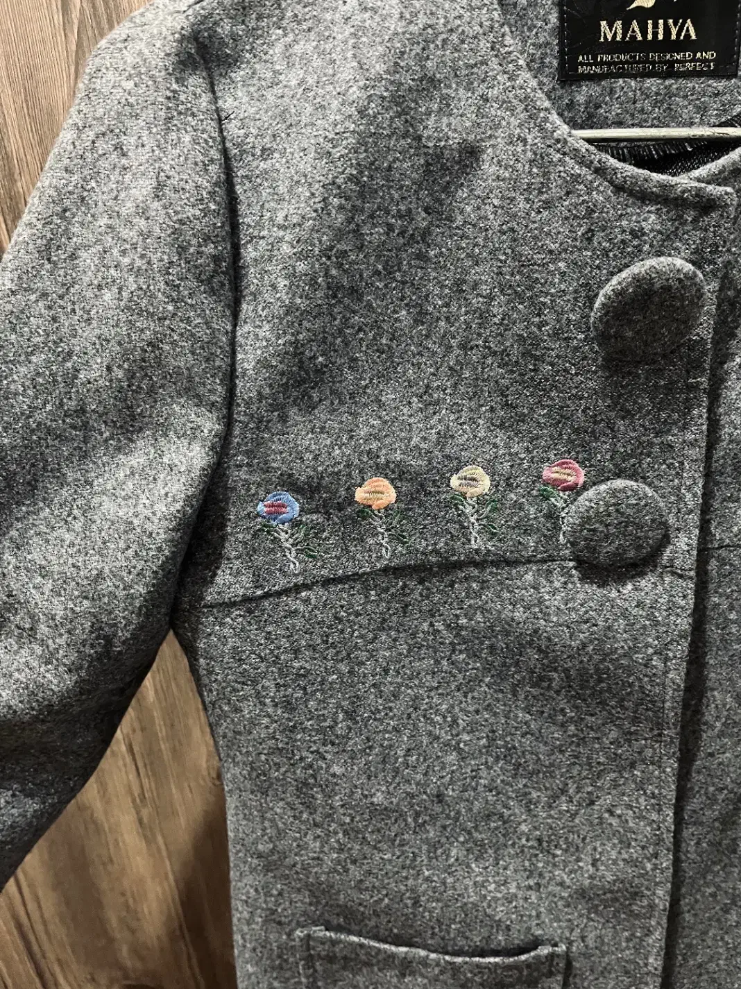 لباس،پالتو|لباس|آستانه اشرفیه, |دیوار