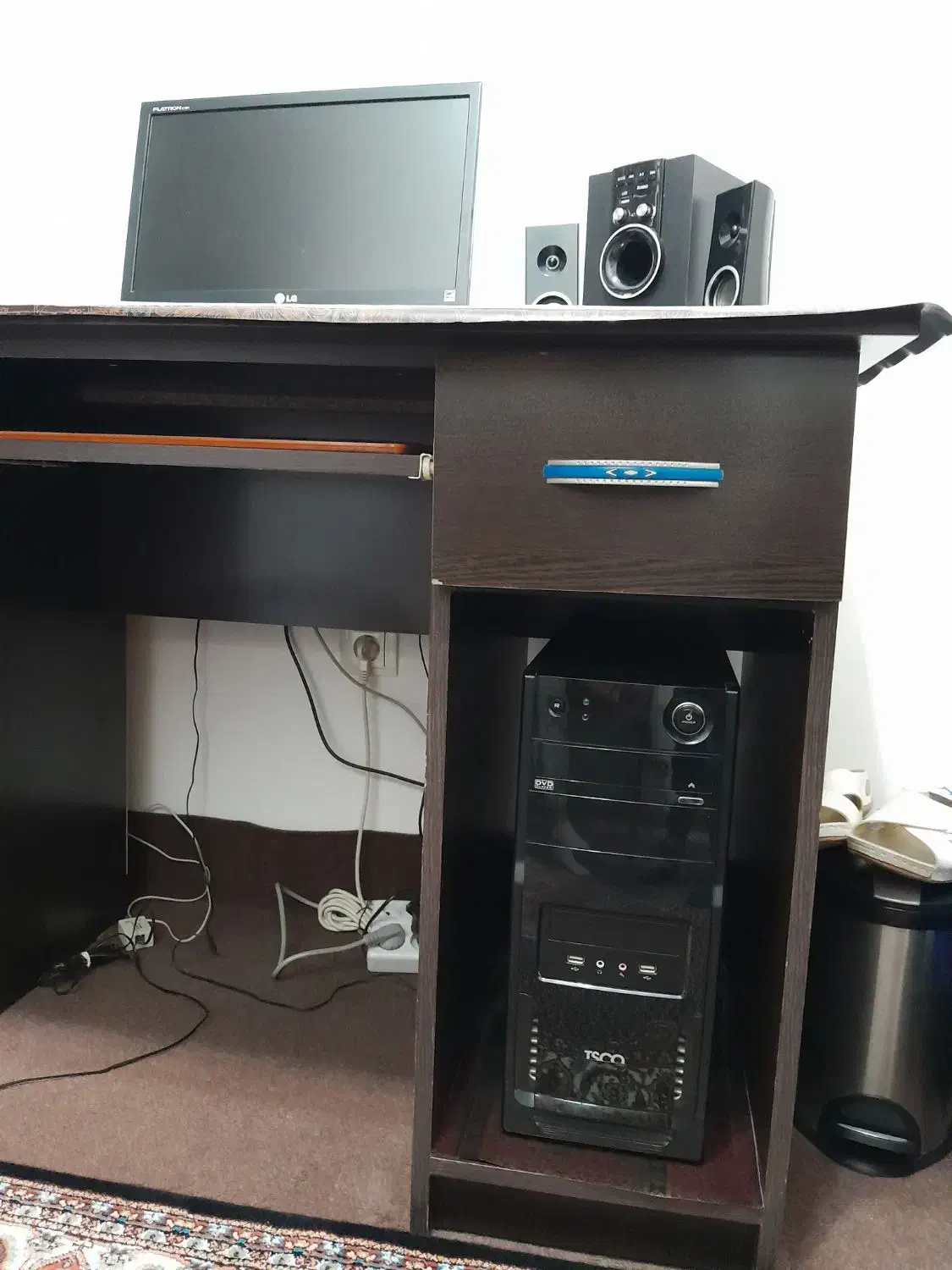 کلمپیوتر|رایانه رومیزی|خوی, |دیوار