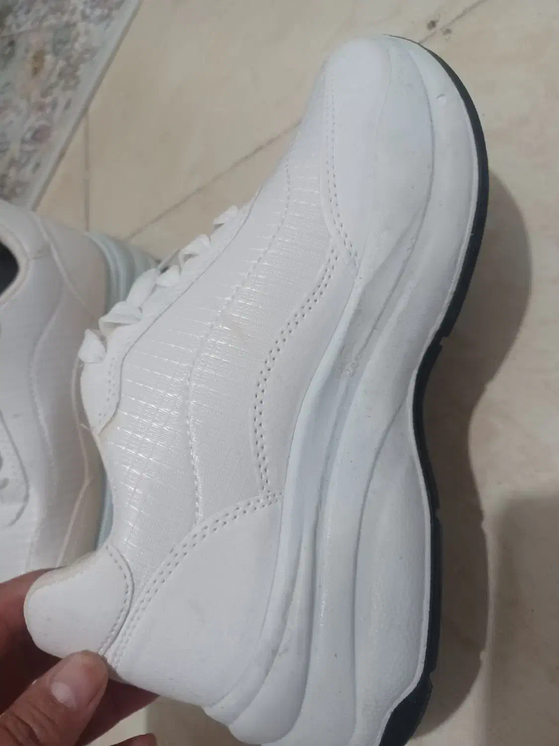 چند جفت کفش|کیف، کفش، کمربند|گلبهار, شهر جدید گلبهار|دیوار