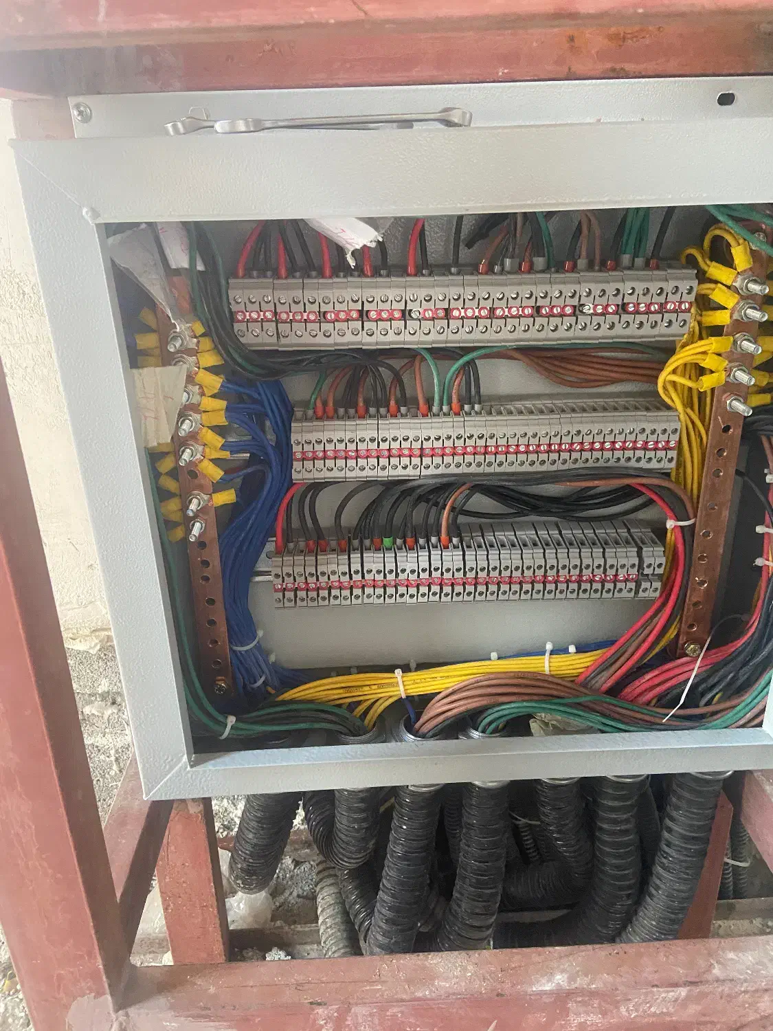 برقکاری سیم کشی|خدمات پیشه و مهارت|اراک, |دیوار