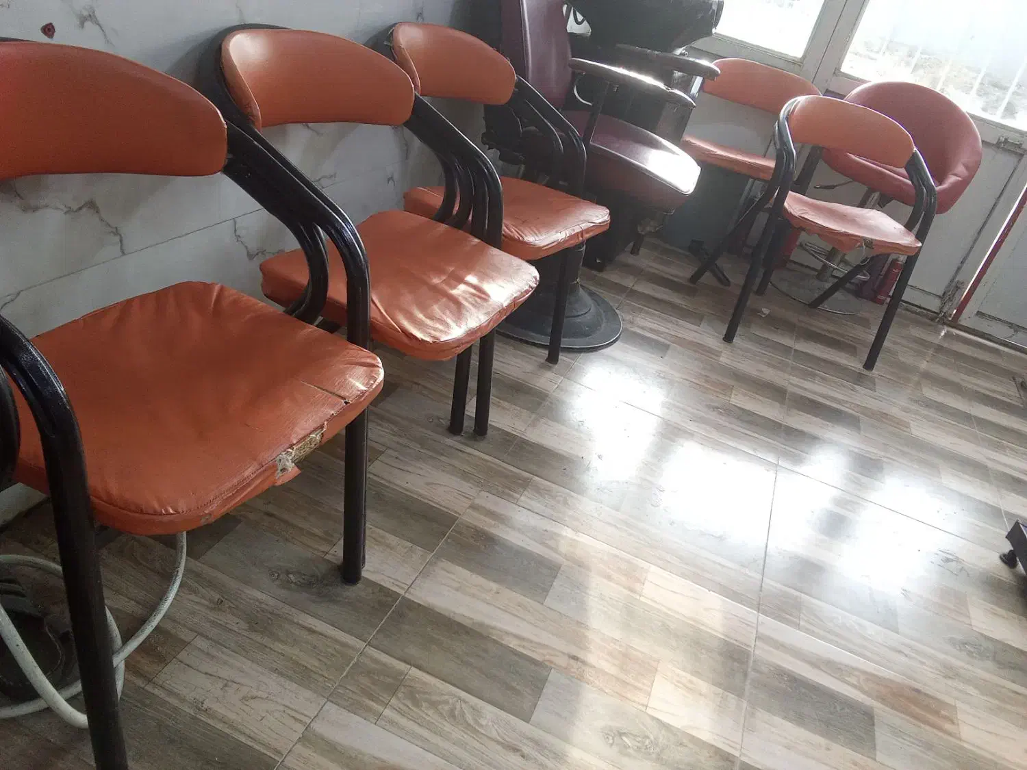 صندلی انتظار|آرایشگاه و سالنهای زیبایی|همدان, |دیوار