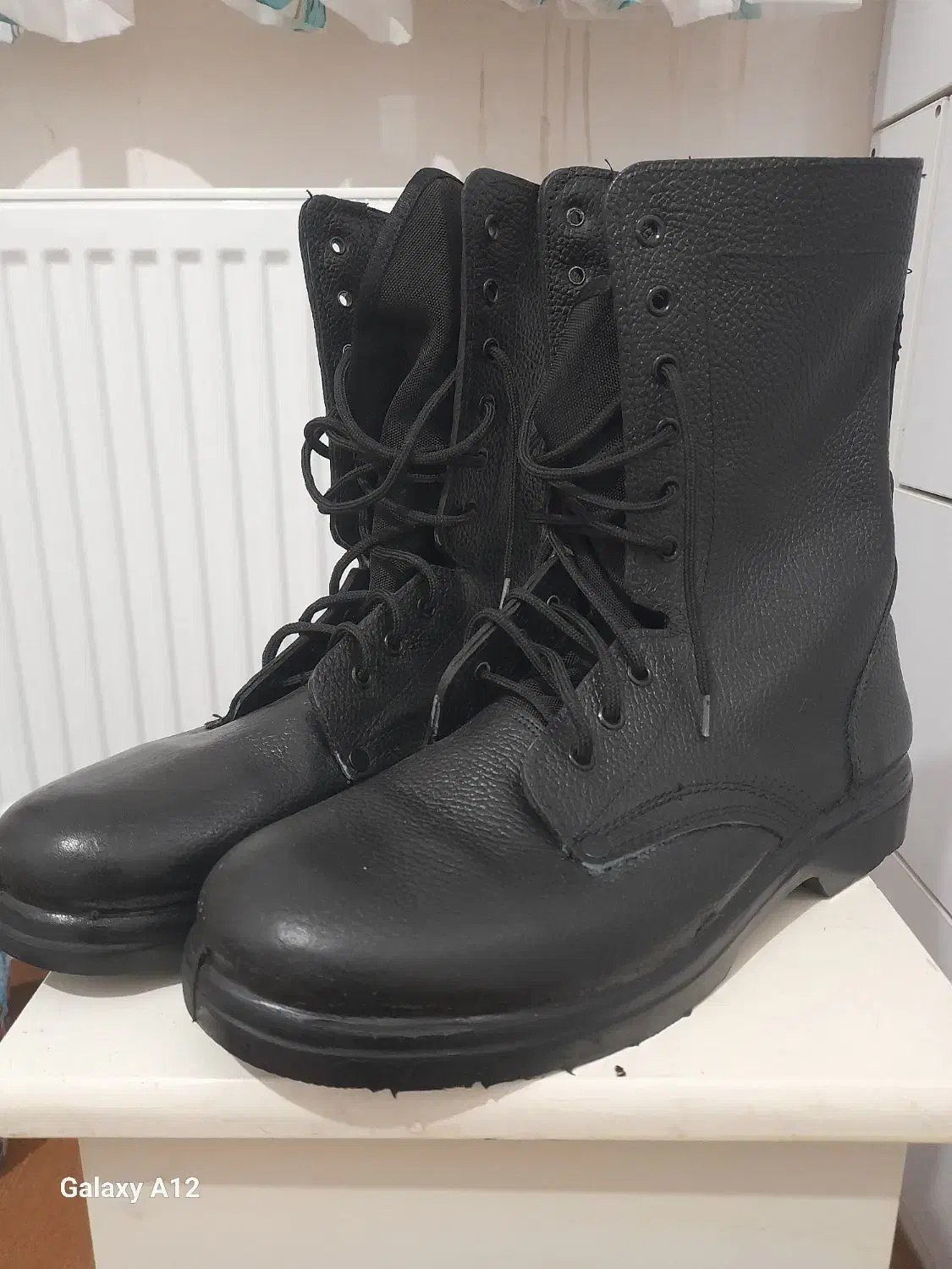 پوتین سربازی|کیف، کفش، کمربند|میانه, |دیوار