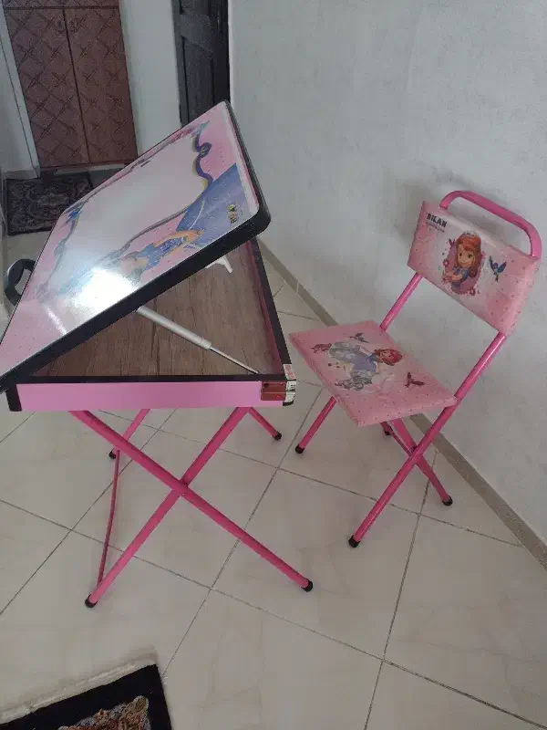 میز تحریر|میز تحریر و کامپیوتر|پرند, فاز ۴|دیوار