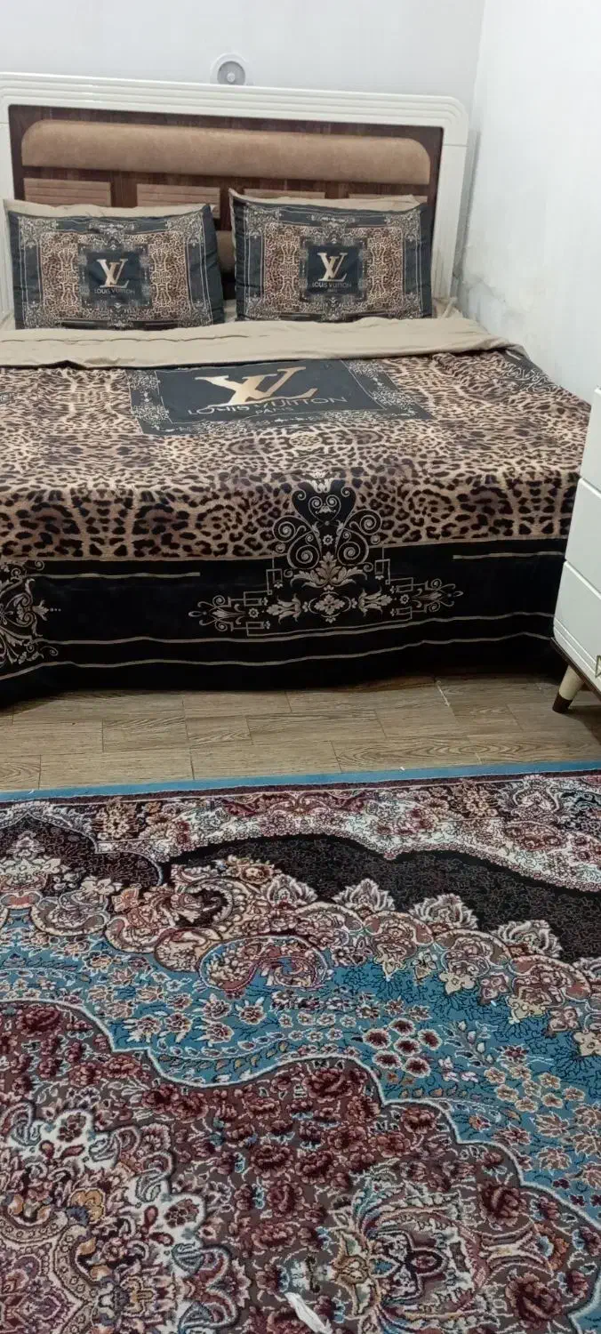 تخت خواب دونفره تمیز و سالم|تخت و سرویس خواب|سبزوار, قصبه شرقی|دیوار