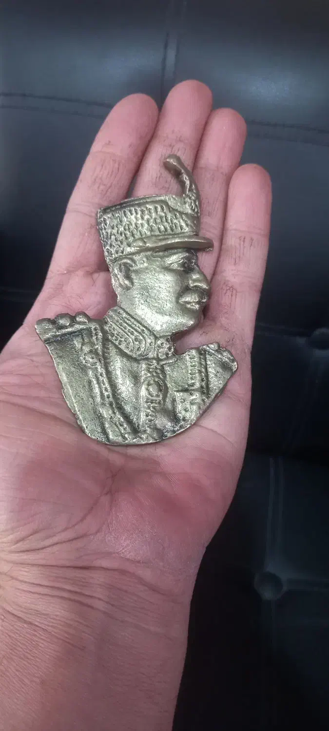 تندیس برنجی رضا شاه|مجسمه، تندیس، ماکت|اصفهان, جلفا|دیوار