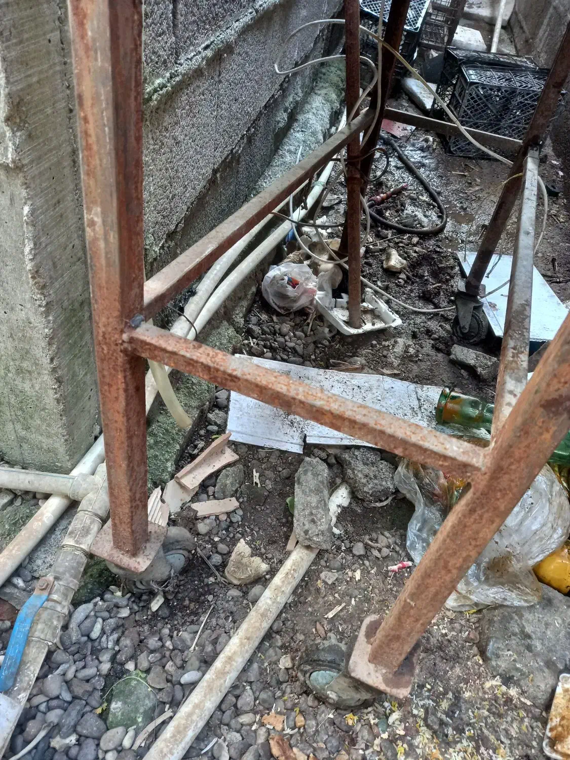 منقل زغالی|ظروف پخت‌وپز|بندر انزلی, گیلار|دیوار