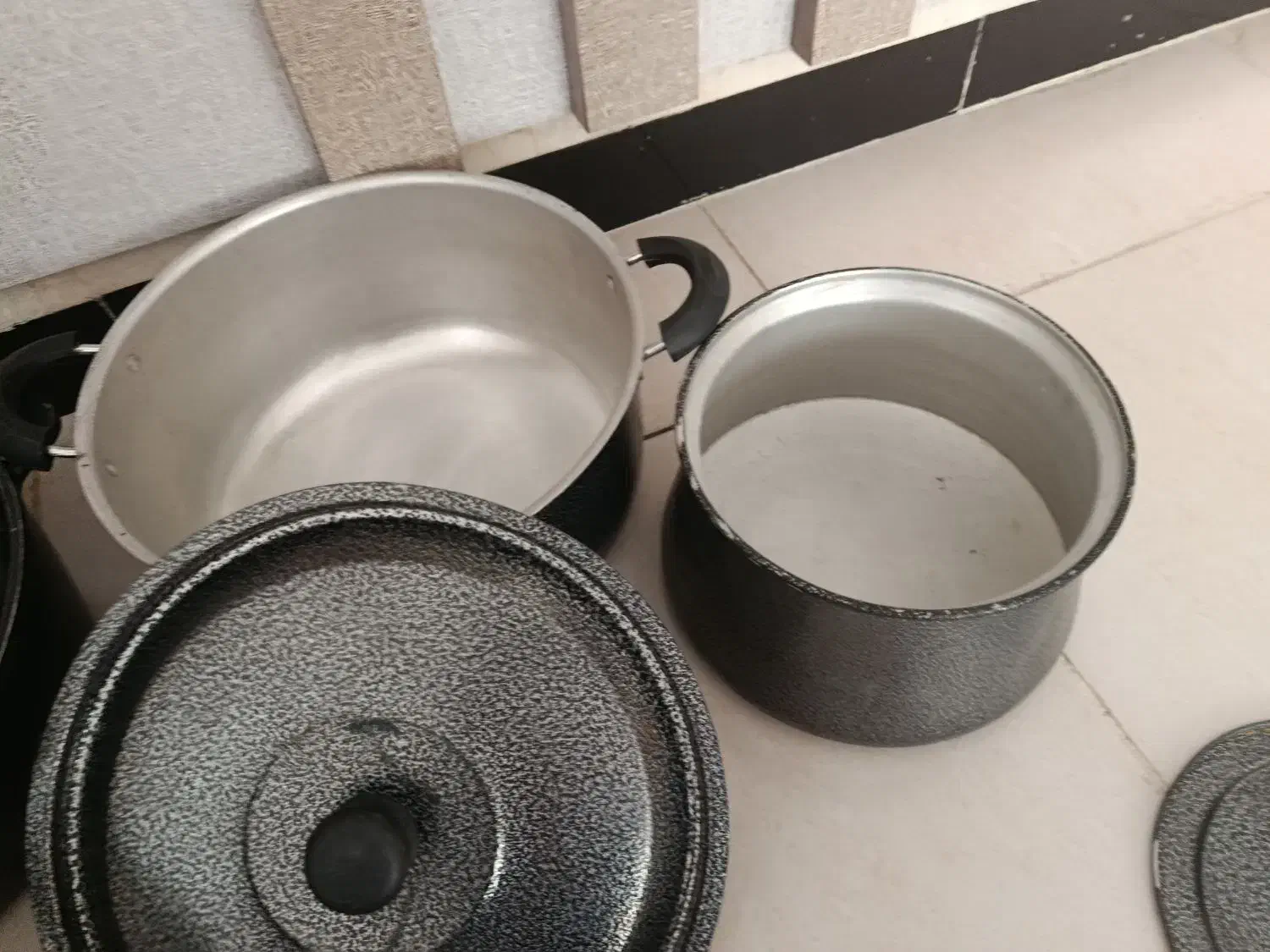 چند عدد قابلمه|ظروف پخت‌وپز|سنندج, |دیوار