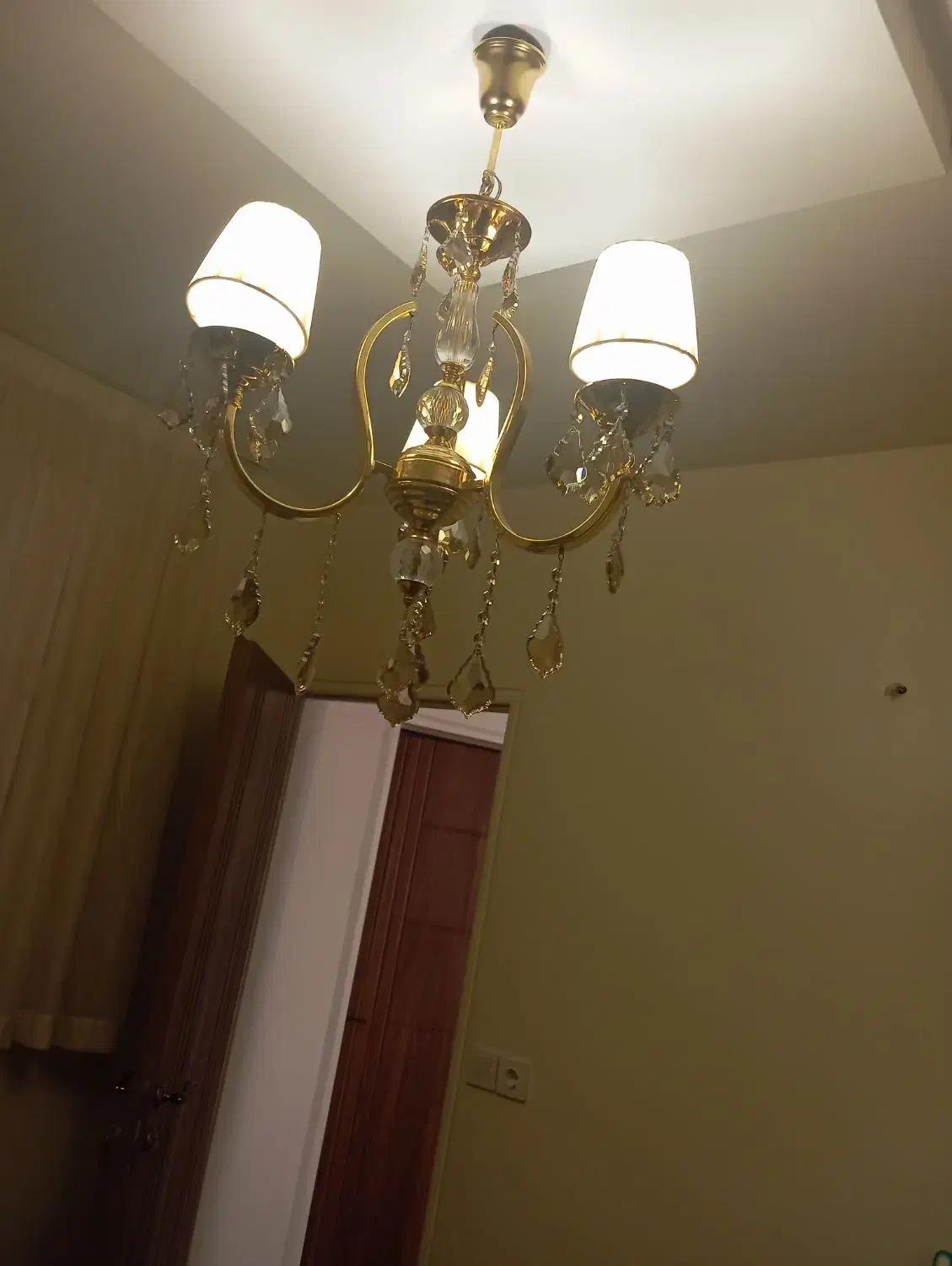 لوستر سه شاخه طلایی|لوستر و چراغ آویز|تهران, گلستان (شهرک راه آهن)|دیوار