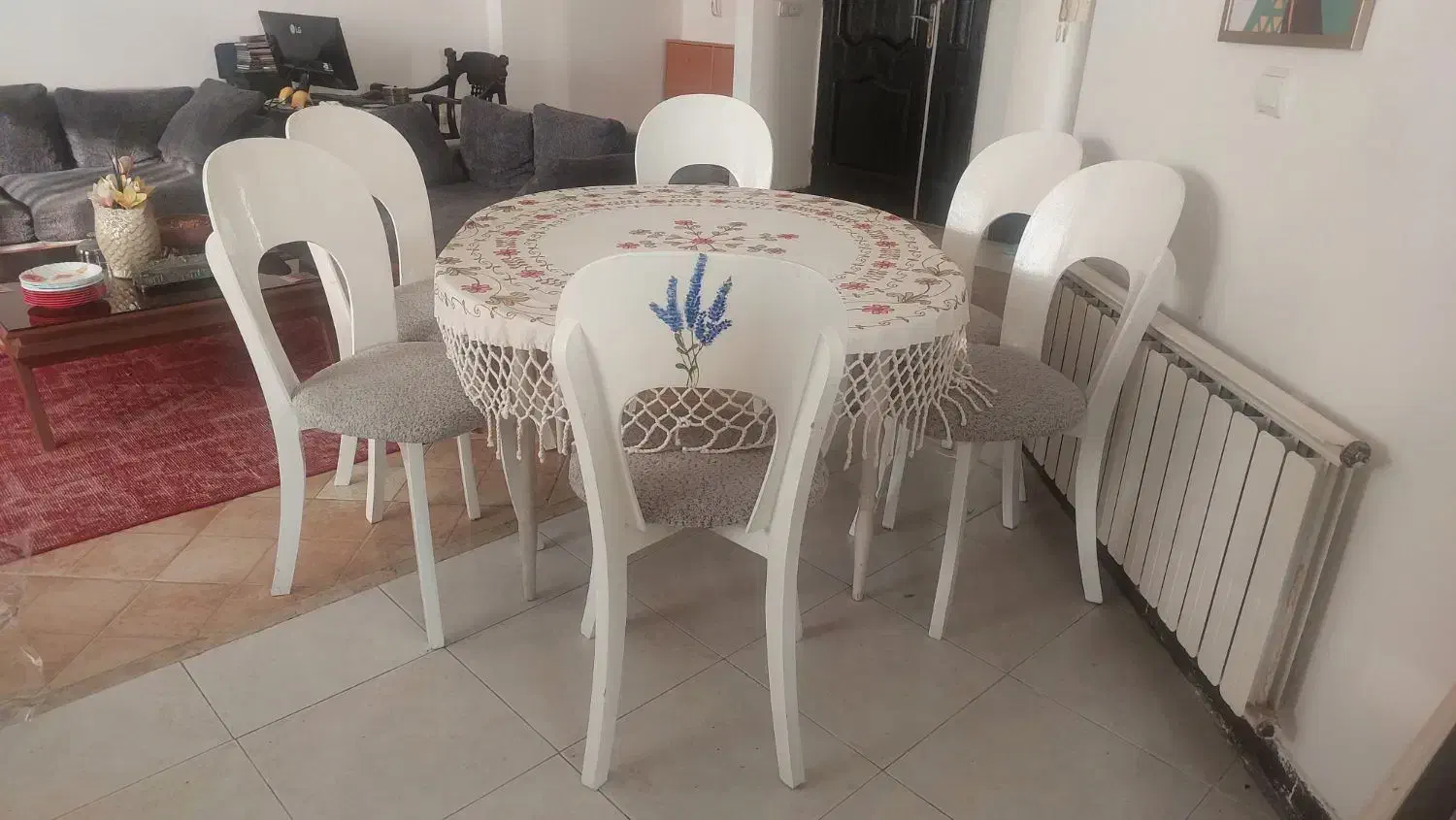 میز بیضی  ۶ نفره  متحرک و ۶ عدد صندلی قشنگ و سالم|میز و صندلی غذاخوری|نور, |دیوار