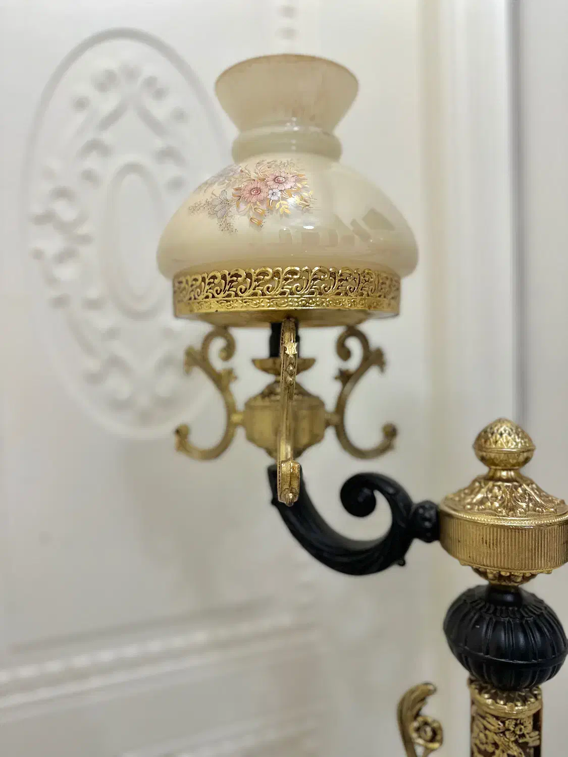 اباژور ایستاده|چراغ خواب و آباژور|مشهد, هفت تیر (آب و برق)|دیوار