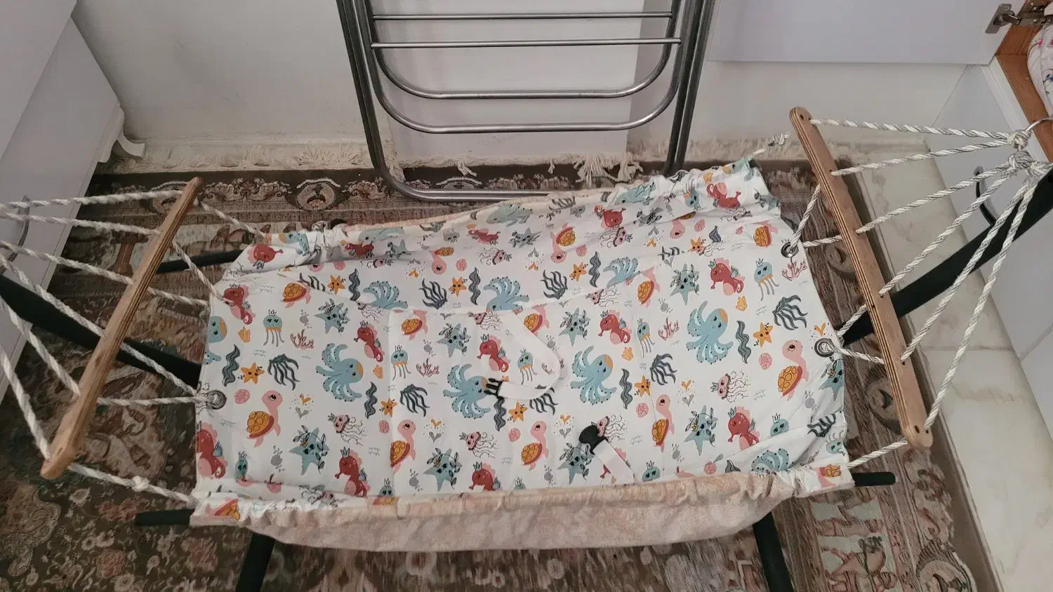 گهواره سنتی سالم|تخت و صندلی بچه|بندر انزلی, نیمه شعبان|دیوار