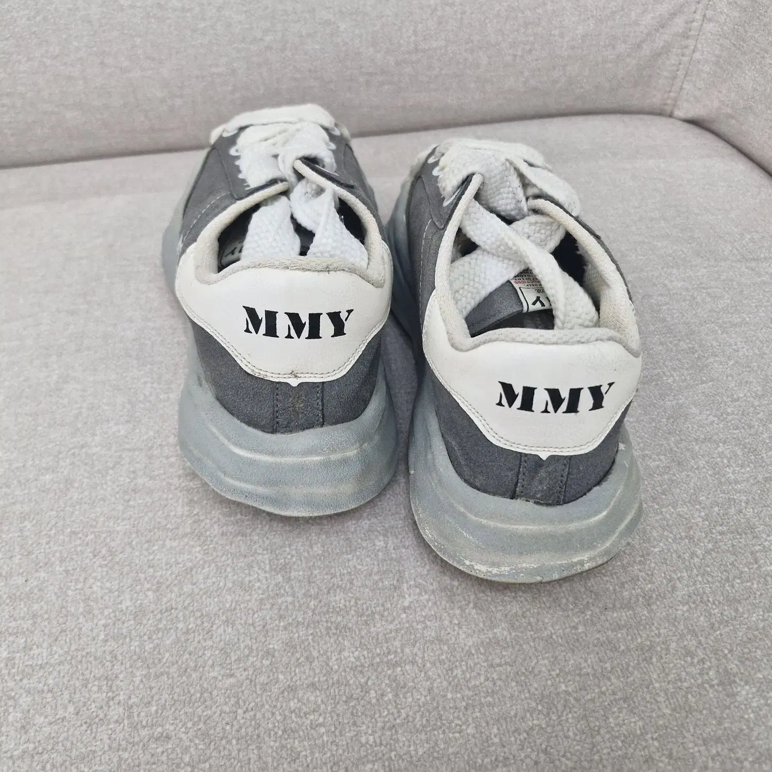 کفش کتانی|کیف، کفش، کمربند|شاهین‌شهر, فردوسی|دیوار