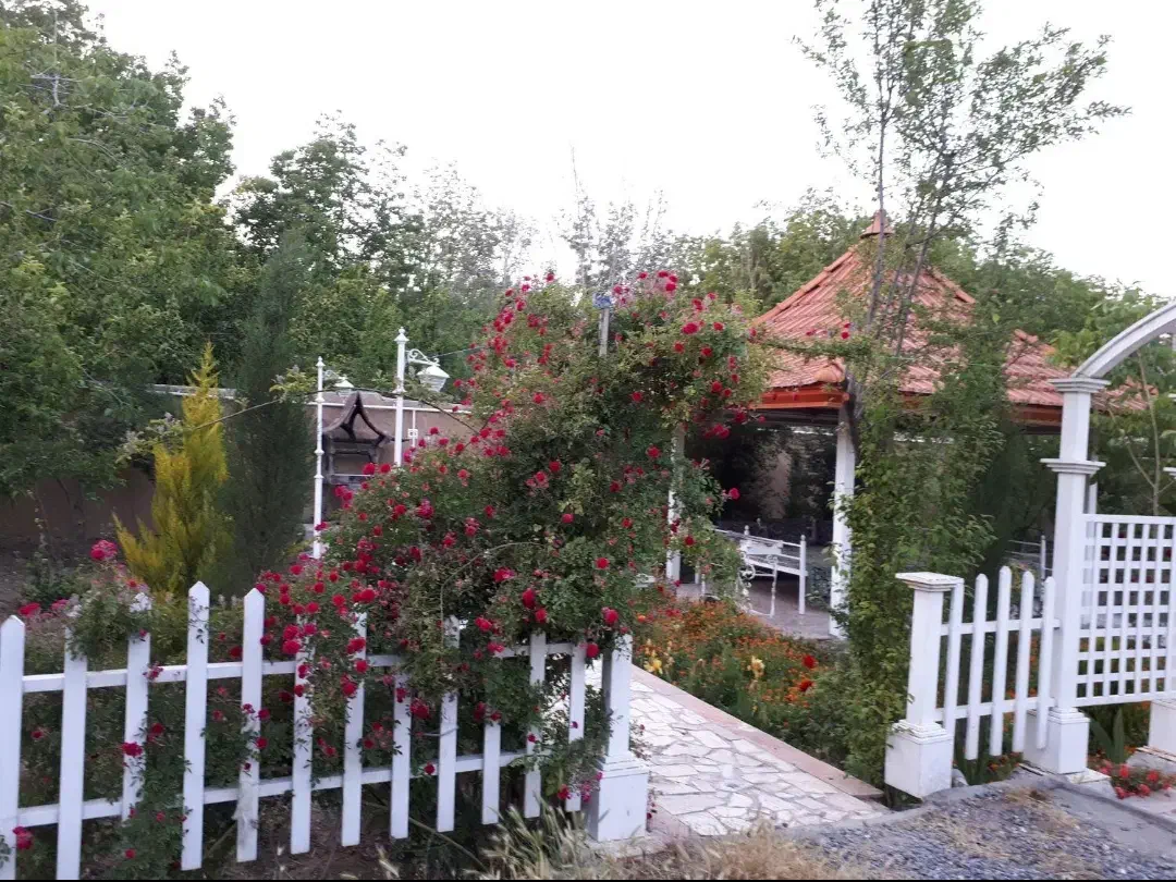 اجاره ویلا باغبادران (باغبهادران)|اجارهٔ کوتاه‌مدت ویلا و باغ|اصفهان, باغ دریاچه|دیوار