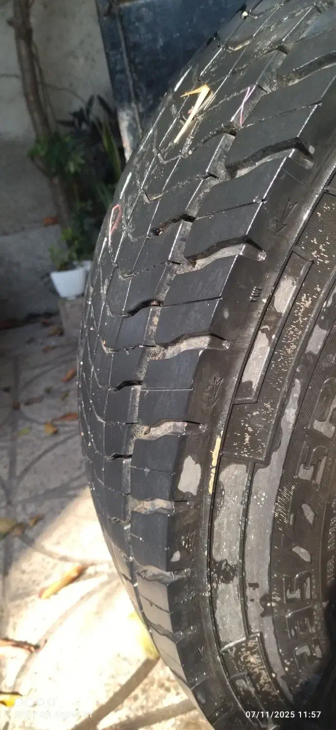 لاستیک نیسان سیمی با رینگ ترک در حد نو|قطعات یدکی و لوازم جانبی|رودبار, |دیوار