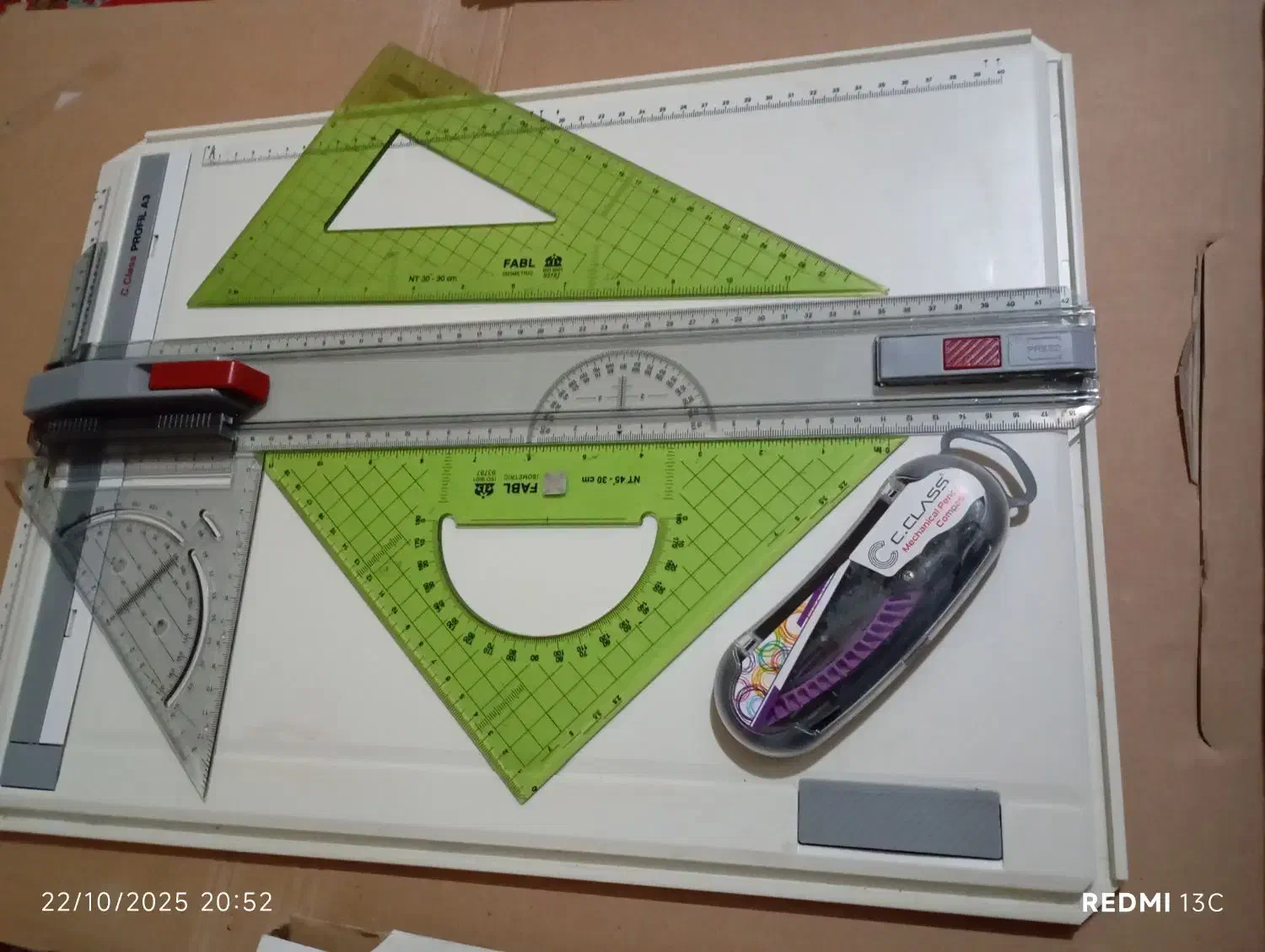 تخته رسم نقشه کشی|لوازم التحریر|درمیان, |دیوار