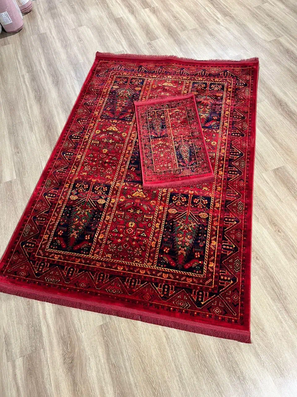 فرش قرمز فرش قدوسی|فرش|رشت, بازار|دیوار