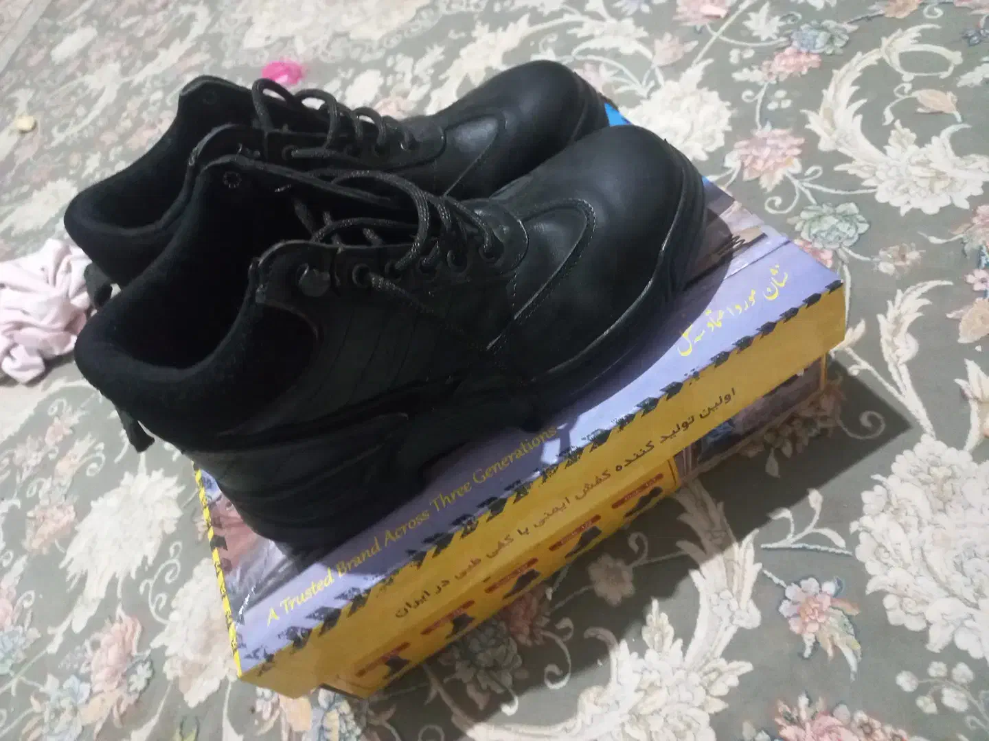 کفش کوهنوردی و کار|کیف، کفش، کمربند|قم, قلعه کامکار|دیوار