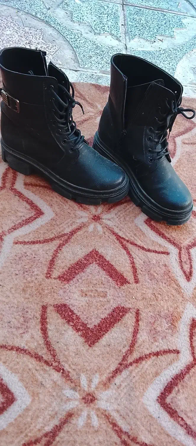 کفش نو|کیف، کفش، کمربند|خوی, |دیوار