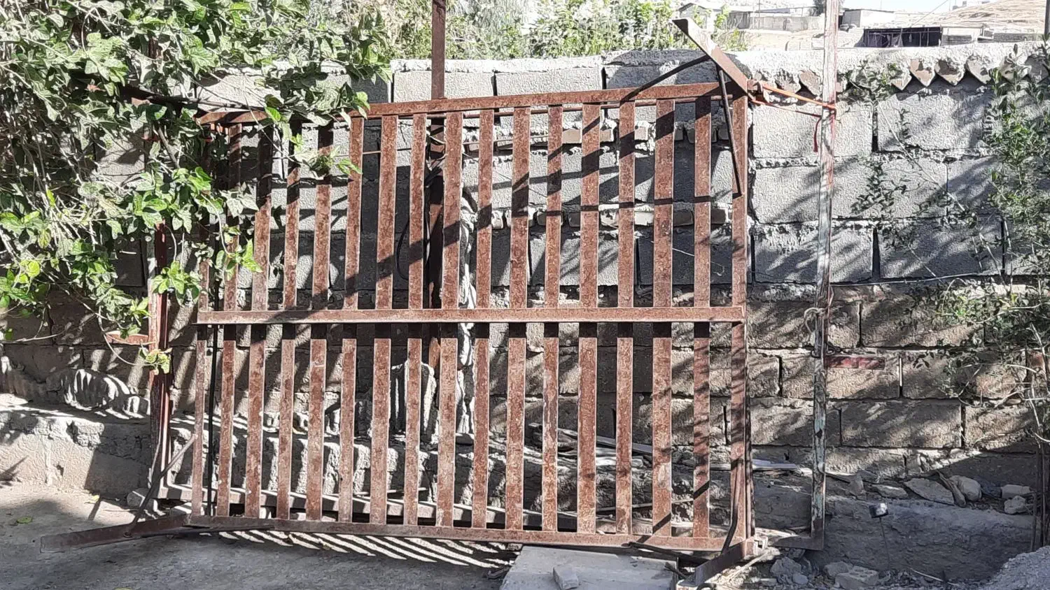 دو عدد تخت اهنی|تخت و سرویس خواب|دره شهر, |دیوار