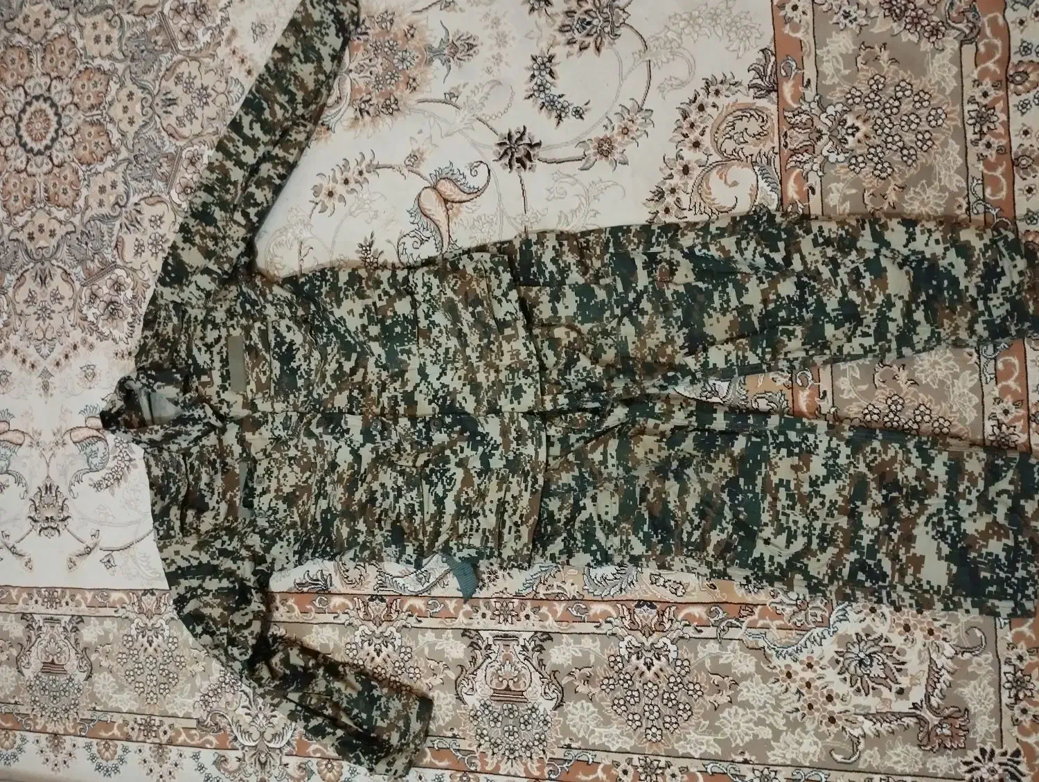 لباس بسیجی|لباس|شیراز, میدان قائم|دیوار