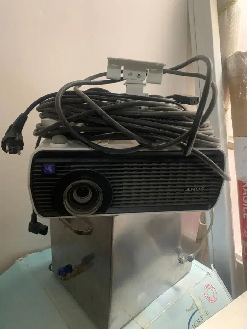 یک دستگاه پروژکتور سونی مدل Av100|تلویزیون و پروژکتور|مشهد, فلسطین|دیوار