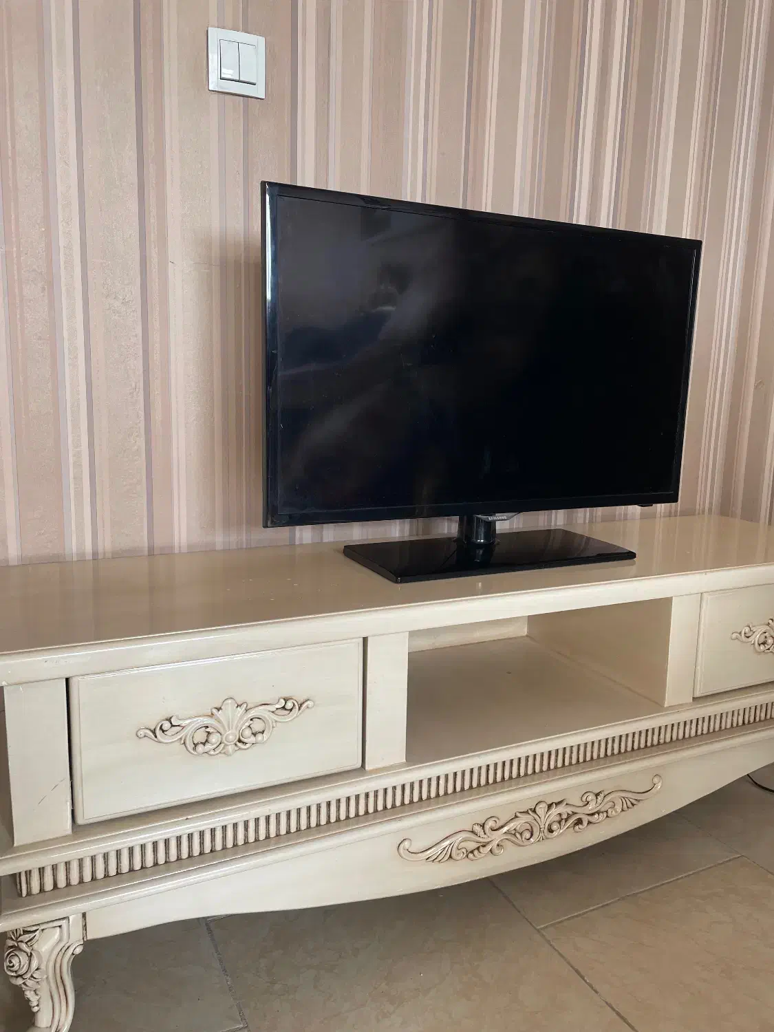 تلویزیون ۳۲ سامسونگ و میز راش تمام چوب|تلویزیون و پروژکتور|قم, پردیسان|دیوار