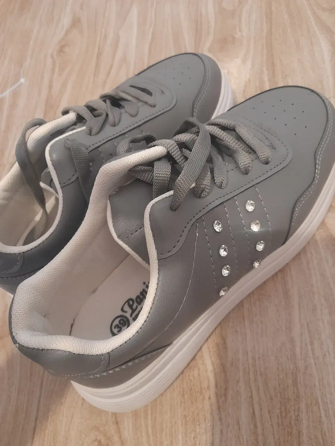 کفش|کیف، کفش، کمربند|خوی, |دیوار