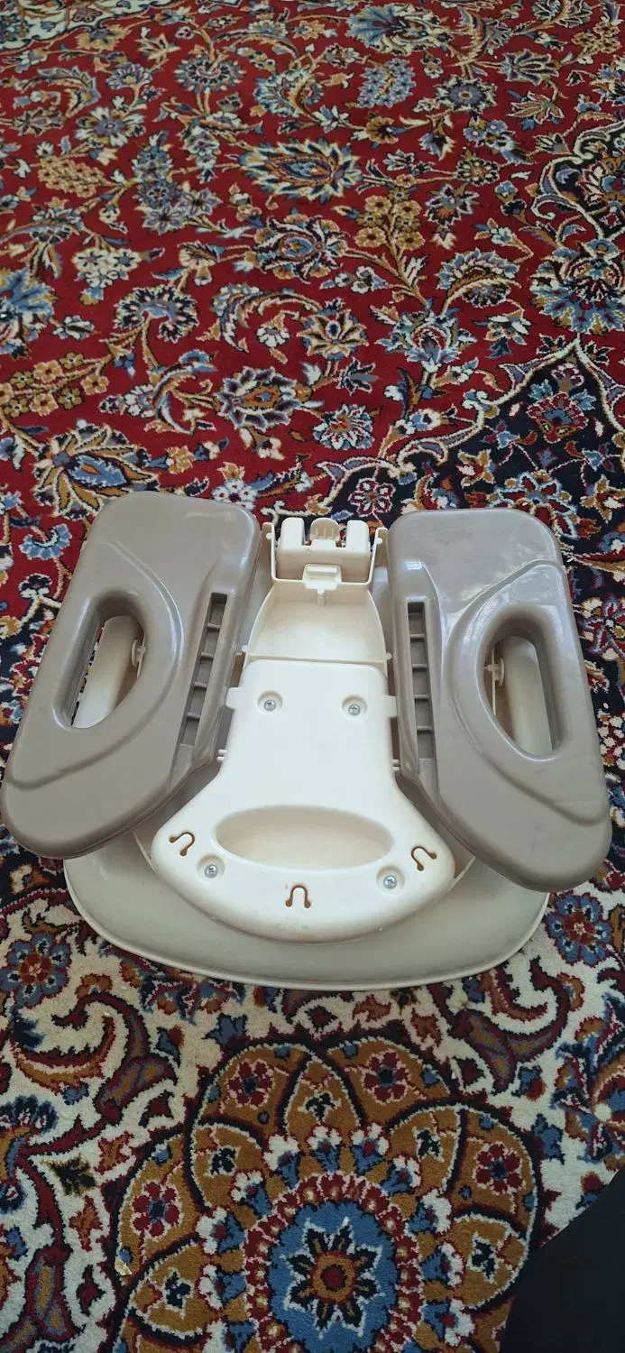 صندلی غذا وتعدادی جغجغه|اسباب و اثاث بچه|شیراز, شهرک گلستان|دیوار