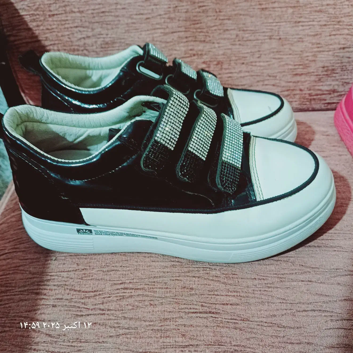 تعدادی کفش سالم|کیف، کفش، کمربند|بومهن, |دیوار