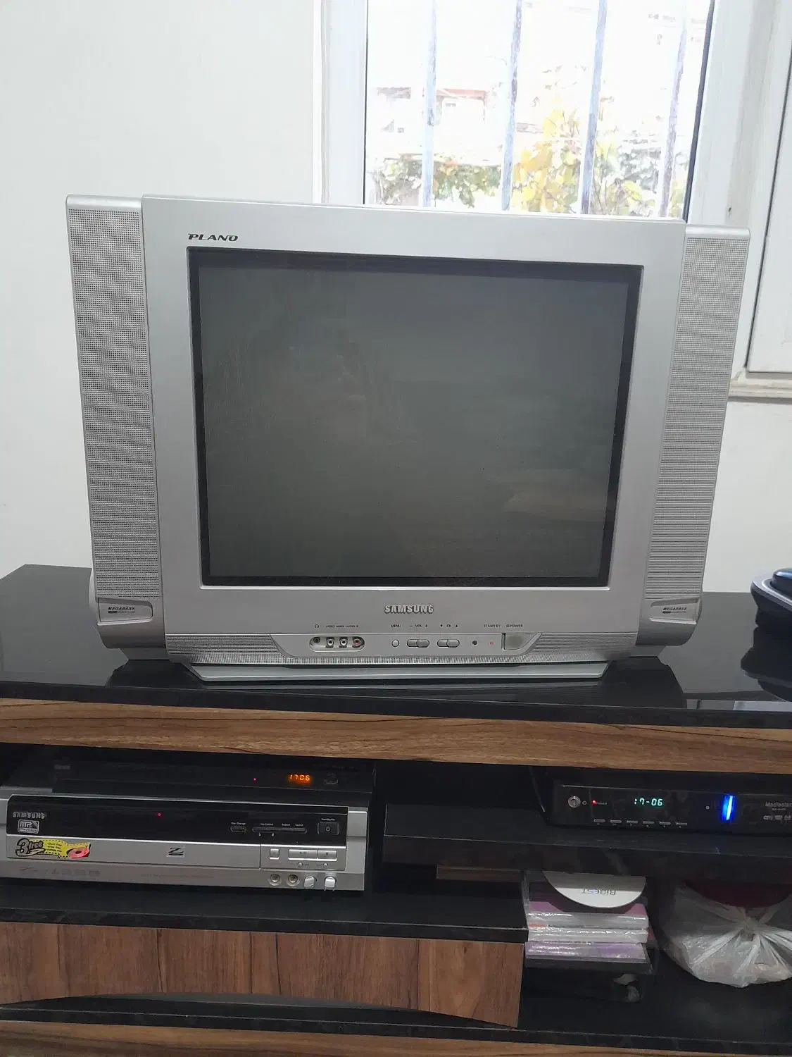 تلویزیون ۲۱اینج سامسونگ طوسی تخت سالم|تلویزیون و پروژکتور|سنندج, |دیوار