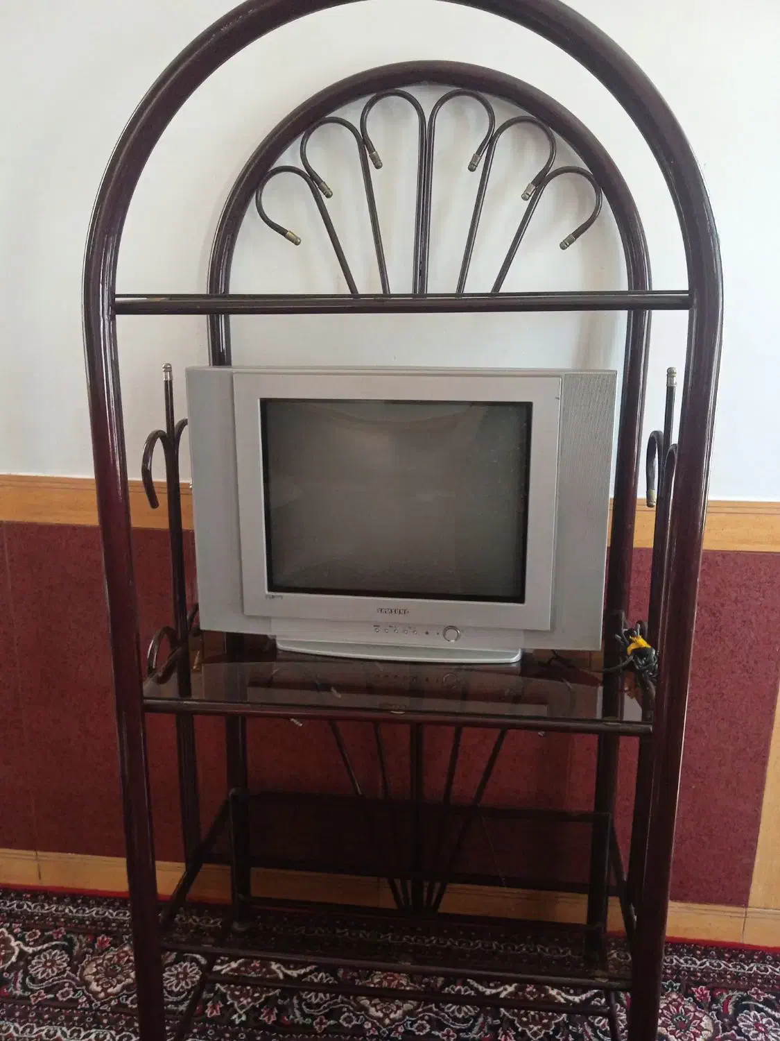 تلویزیون و زیر تلویزیون|تلویزیون و پروژکتور|بیستون, |دیوار