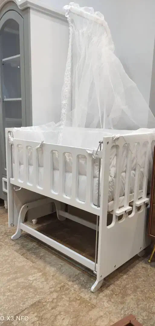 گهواره کنار مادر|تخت و صندلی بچه|قدس, شهر‌قدس|دیوار