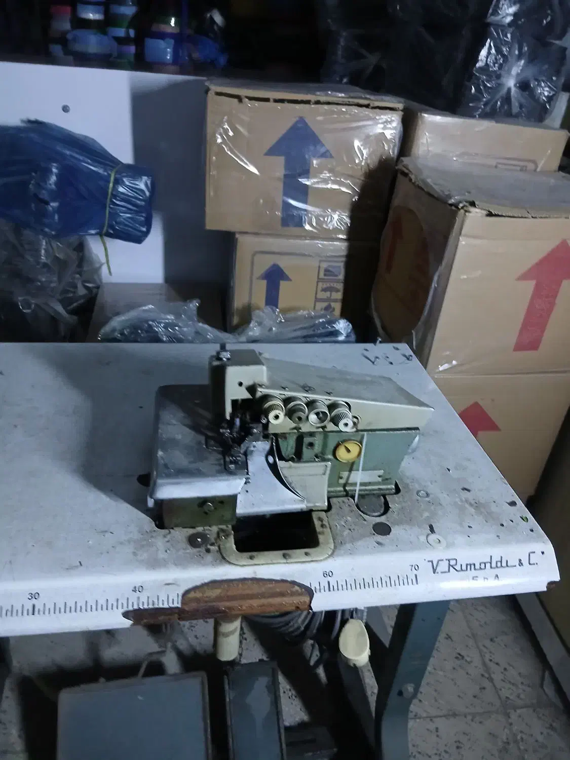 چرخ خیاطی زیگزال ۴ نخ سردوز|چرخ خیاطی و ریسندگی|قرچک, پویینک|دیوار