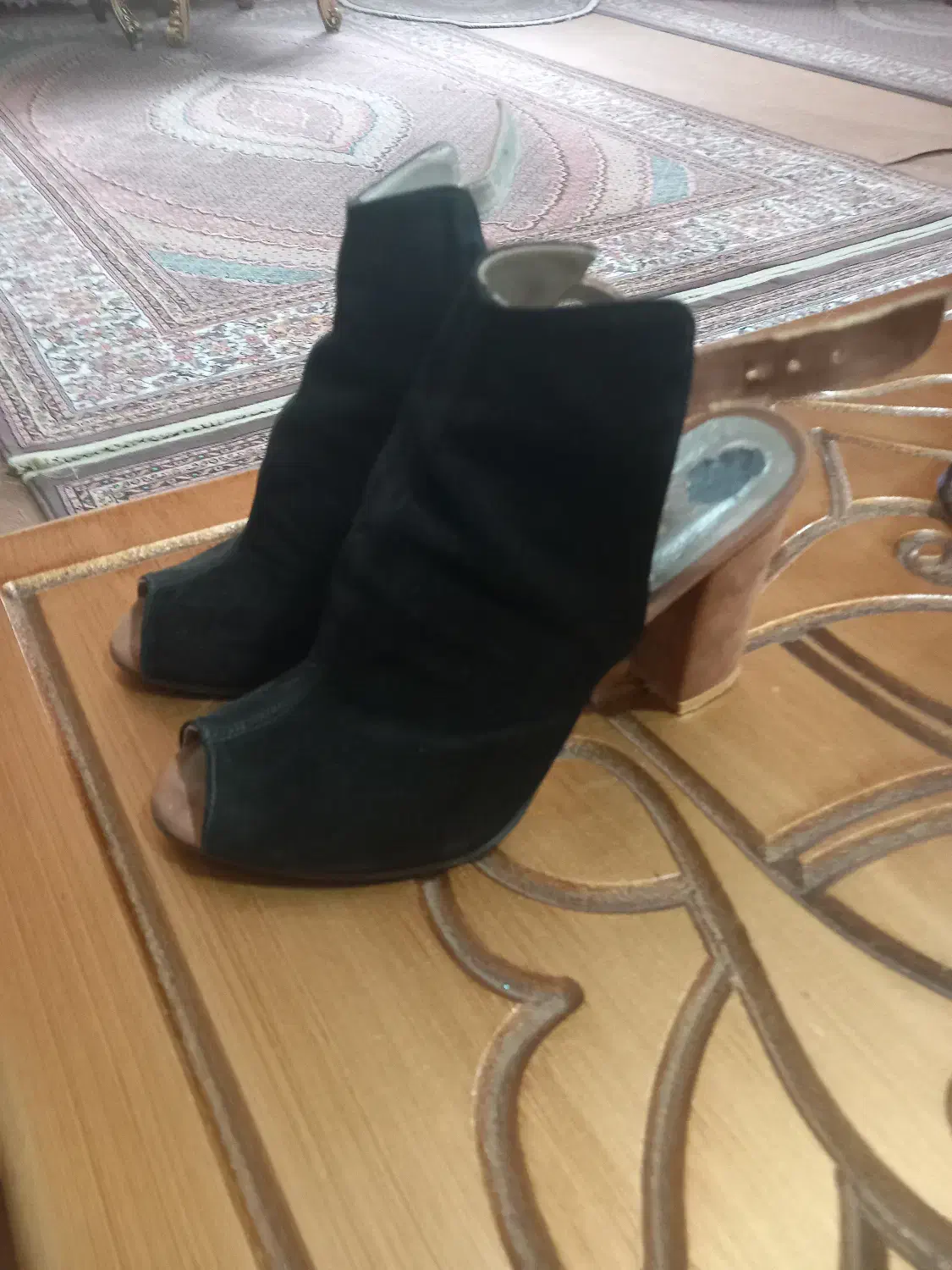 کفش مجلسی|کیف، کفش، کمربند|ماکو, |دیوار