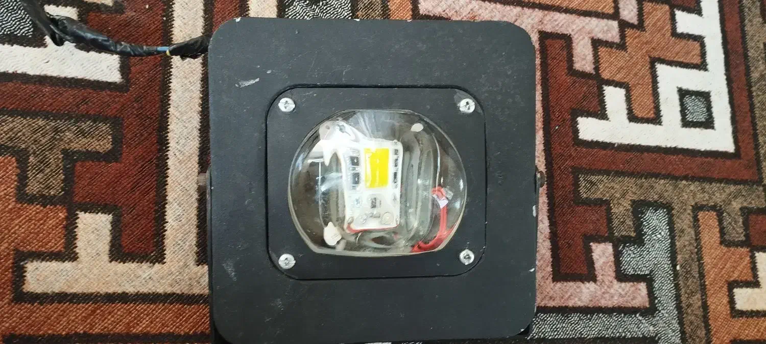 پرژکتور.|لامپ و چراغ|گلبهار, شهر جدید گلبهار|دیوار