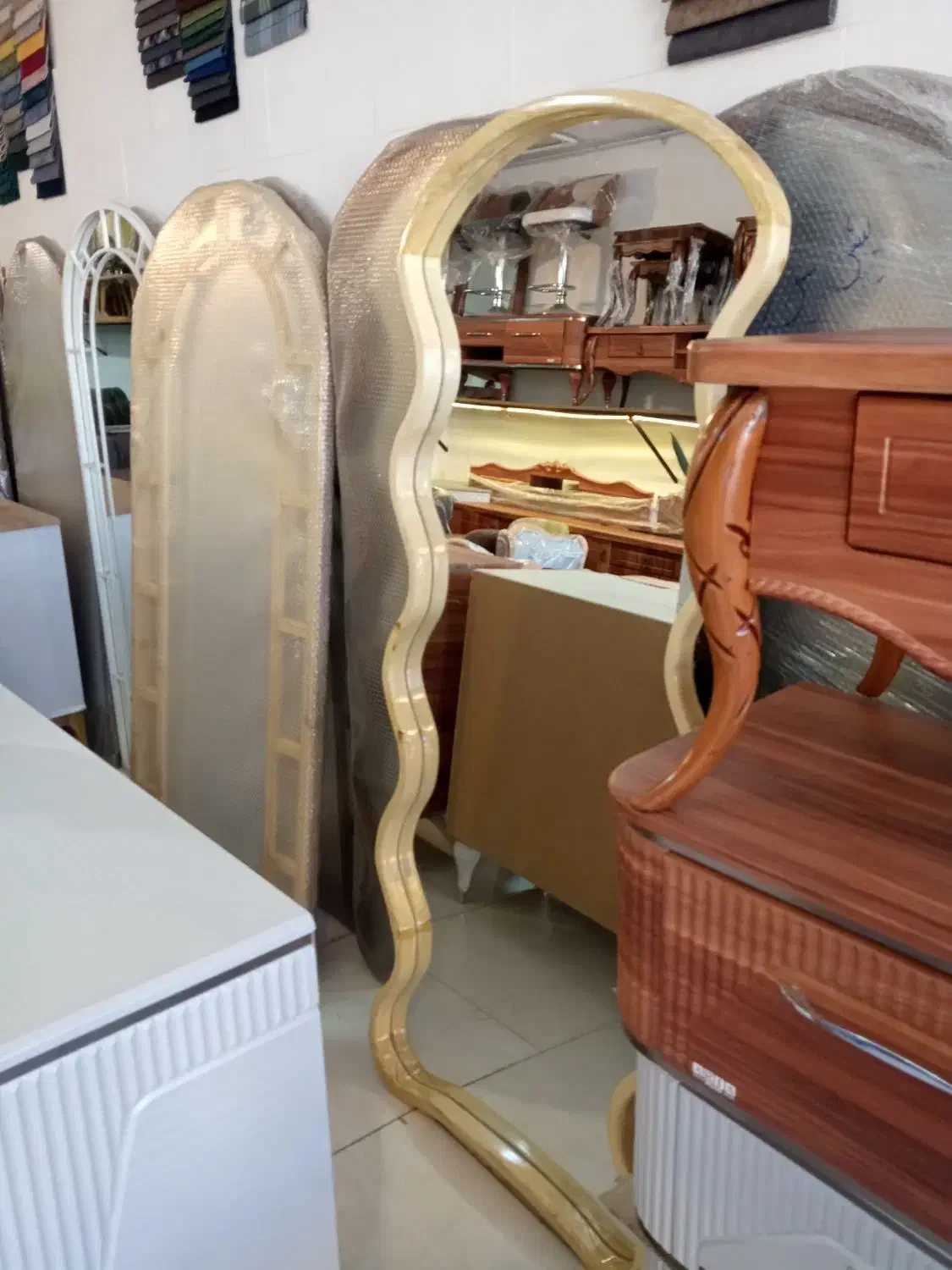 آینه قدی دفرمه و پنجره ای|آینه|سیرجان, |دیوار