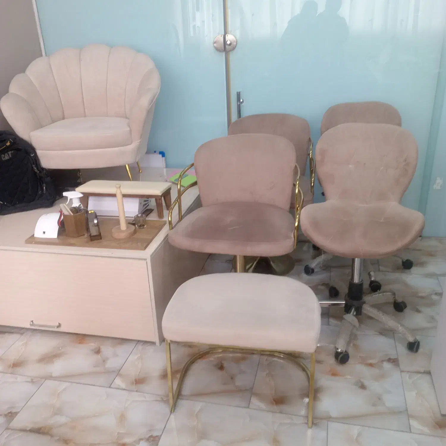 میز کار و صندلی سالن|آرایشگاه و سالن‌های زیبایی|محمودآباد, |دیوار