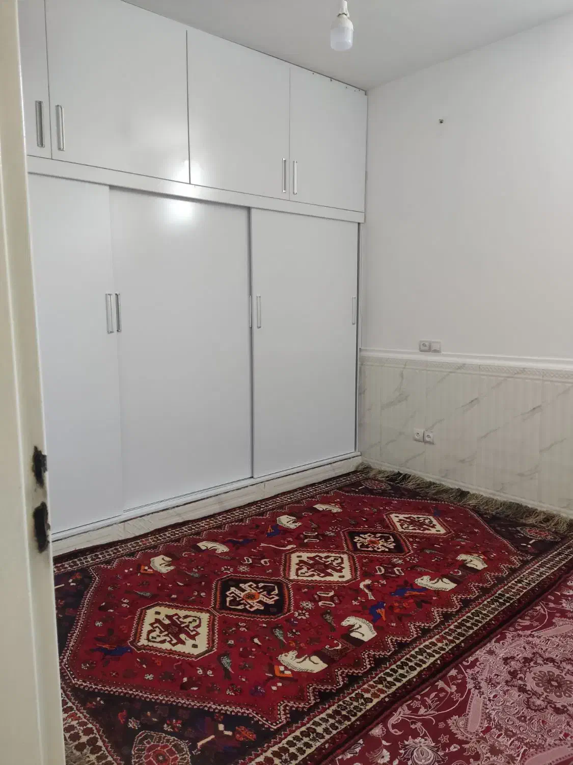 منزل دربست و اجاره ای|اجارهٔ کوتاهمدت ویلا و باغ|مرودشت, کناره|دیوار