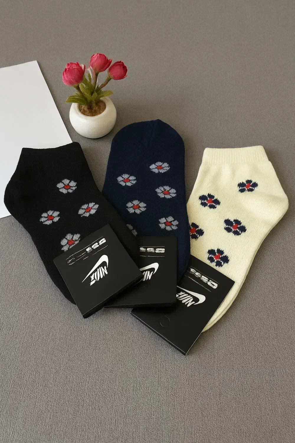 جوراب زنانه|لباس|سنگر, |دیوار