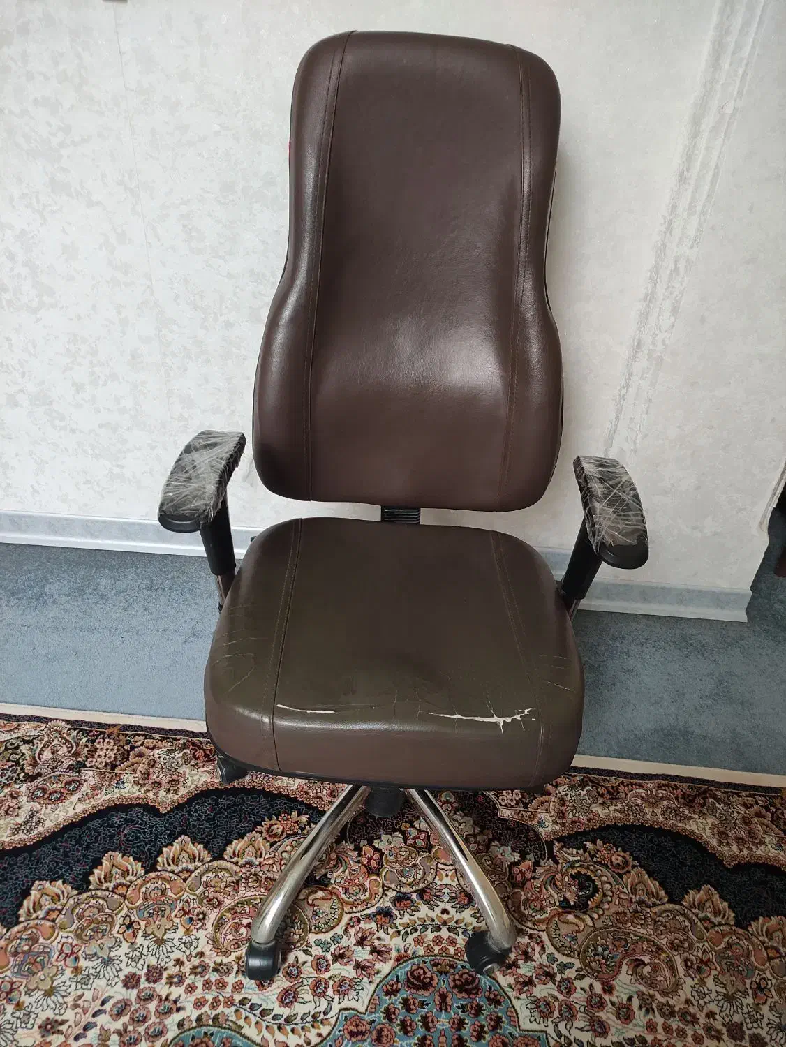 صندلی اداری چرخ دار|مبلمان اداری|شیراز, کوشک میدان|دیوار