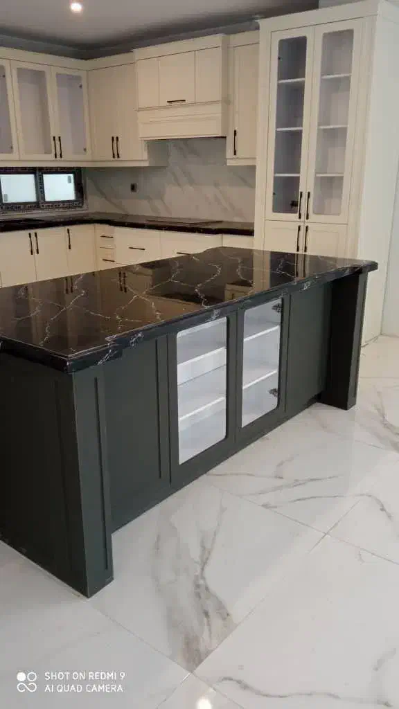 اجرای کانترتاپ سنگ طبیعی کوارتز کورین سرامیک ال جی|خدمات پیشه و مهارت|آمل, |دیوار