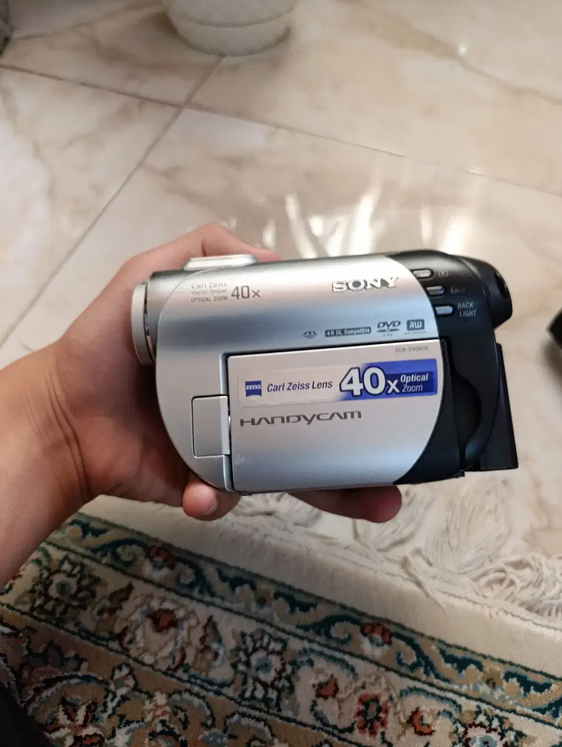 یک دوربین کلکسیونی قدیمی شارژر و کیف|دوربین عکاسی و فیلم‌برداری|اندیشه, اندیشه فاز ۱|دیوار