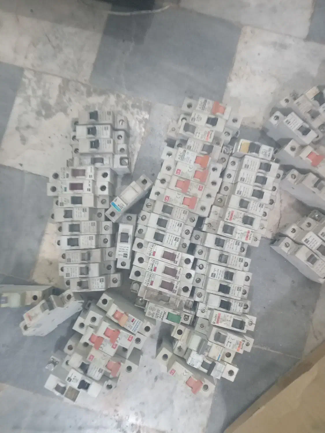 کلید مینیاتوری برقی|مصالح و تجهیزات ساختمان|بهارستان, |دیوار