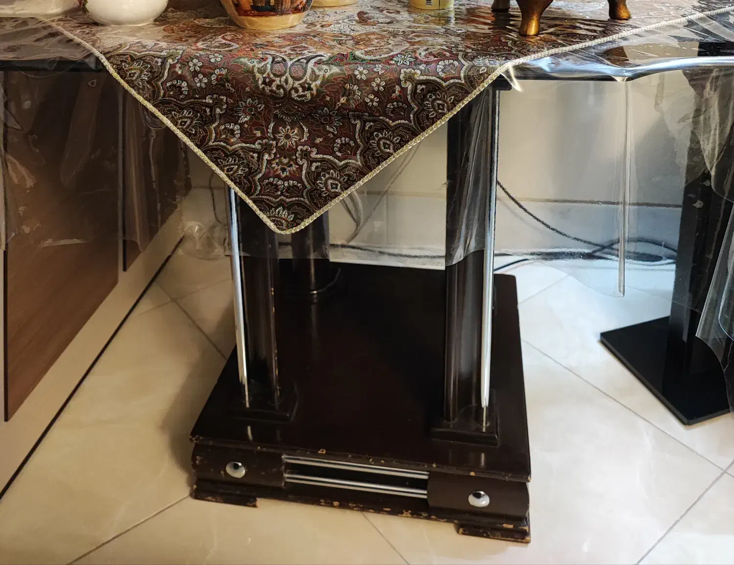 میز|میز و صندلی غذاخوری|اصفهان, شیخ اشراق|دیوار